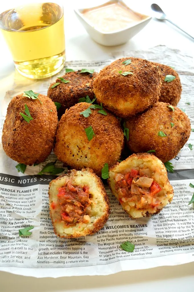 Vegane Kartoffel-Bombas sind leckere gefüllte Kartoffelbällchen, die man in spanischen Tapas-Bars findet.