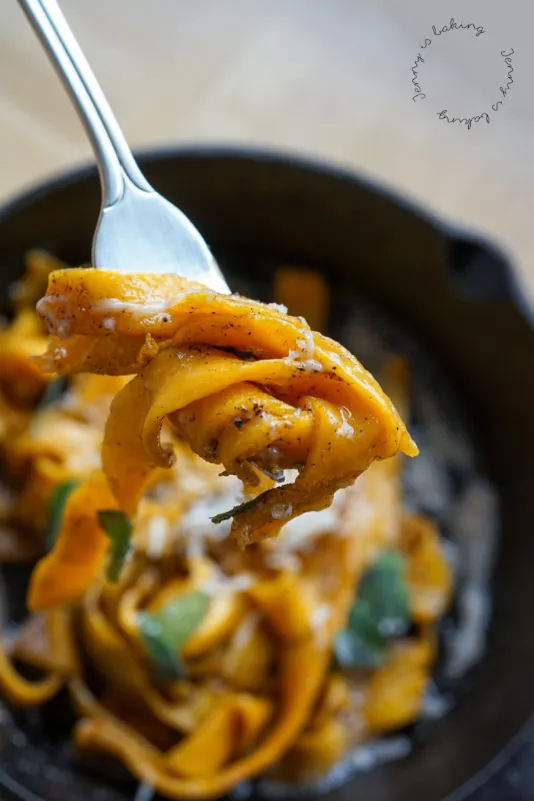 Vegane Kürbis-Pasta aus Kürbispüree und Mehl