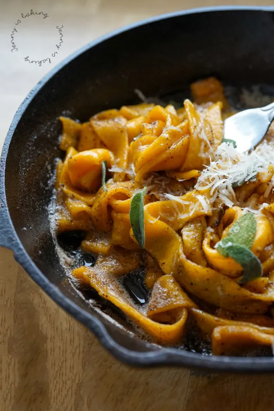 Vegane Kürbis-Pasta mit Salbei und brauner Butter
