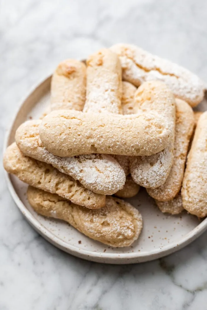 Vegane Löffelbiskuits auf einem Teller