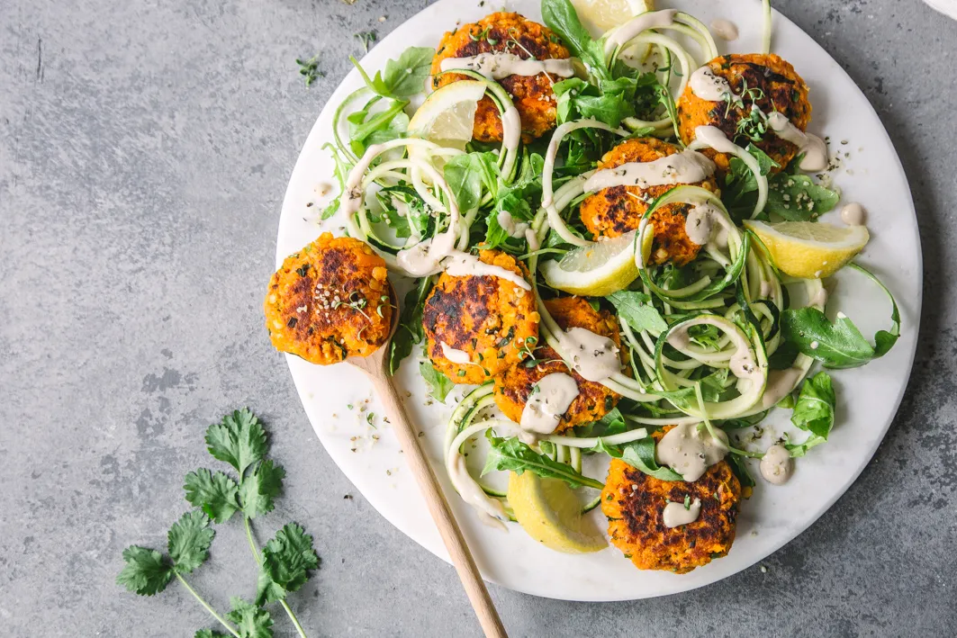 Vegane Möhrenbratlinge mit cremigem Tahini-Zucchinisalat