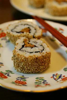 Vegane Natto-Sesam-Sushi-Rolle, von außen mit Sesam bedeckt