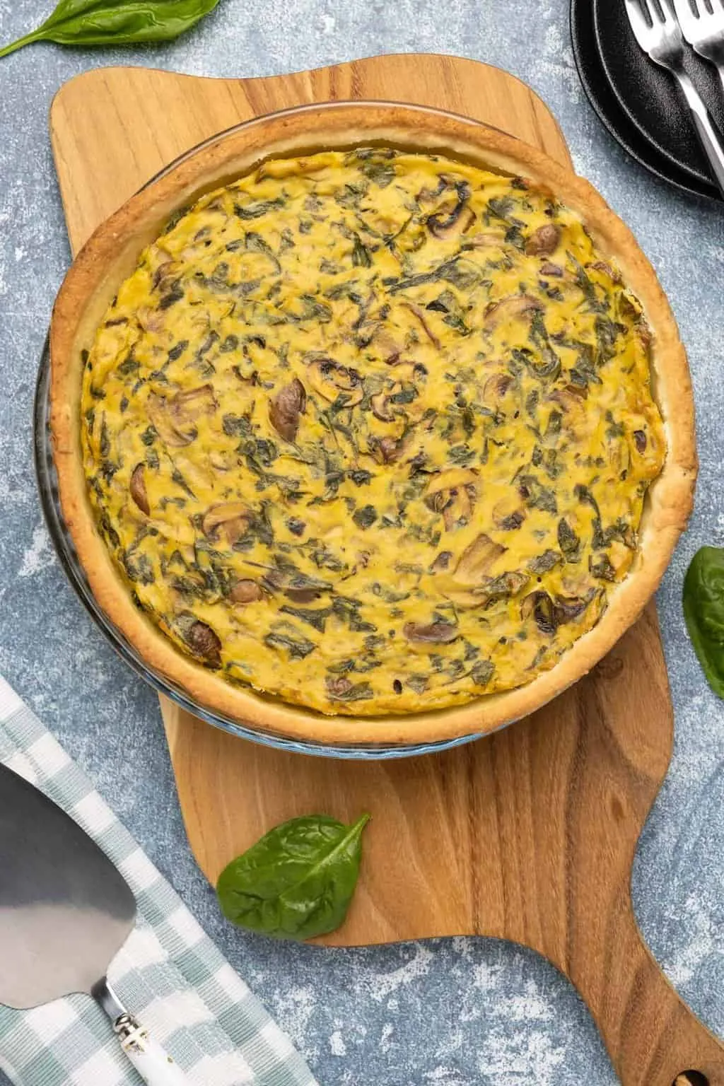 Vegane Quiche in einer gläsernen Kuchenform.