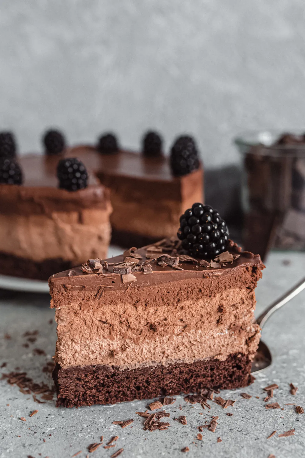 Vegane Schokoladen Mousse Torte mit vier Schichten, perfekt für Kaffee und Kuchen
