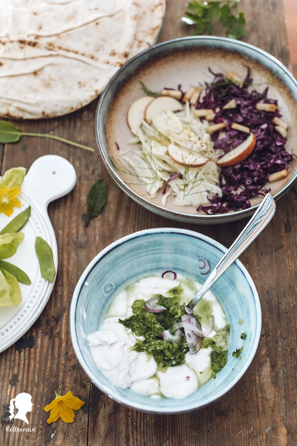 Vegane Sommer-Wraps mit Fenchel-Rotkohl-Salat und scharfem Ajvar, eine schnelle Mahlzeit für heiße Tage