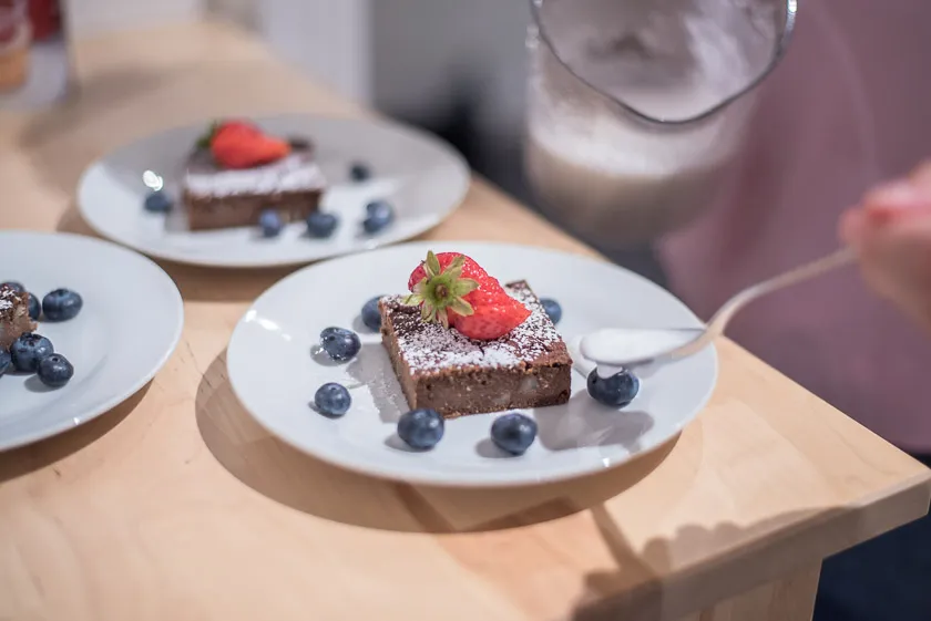Vegane Süßkartoffel-Brownies garniert mit Kokosmilch-Schaum und Beeren