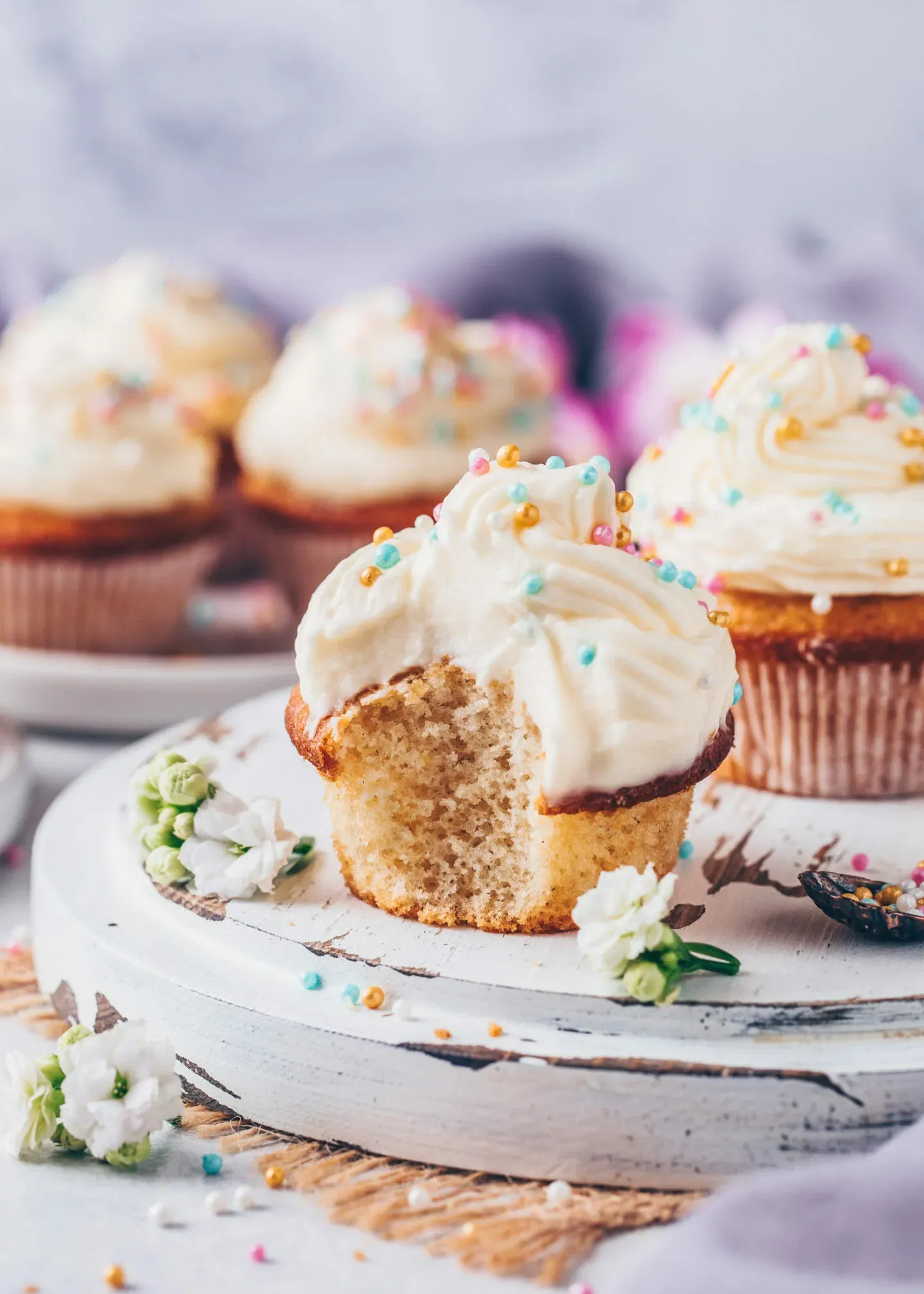 Vegane Vanille Cupcakes mit Buttercreme-Frosting und Streuseln (einfache Muffins)