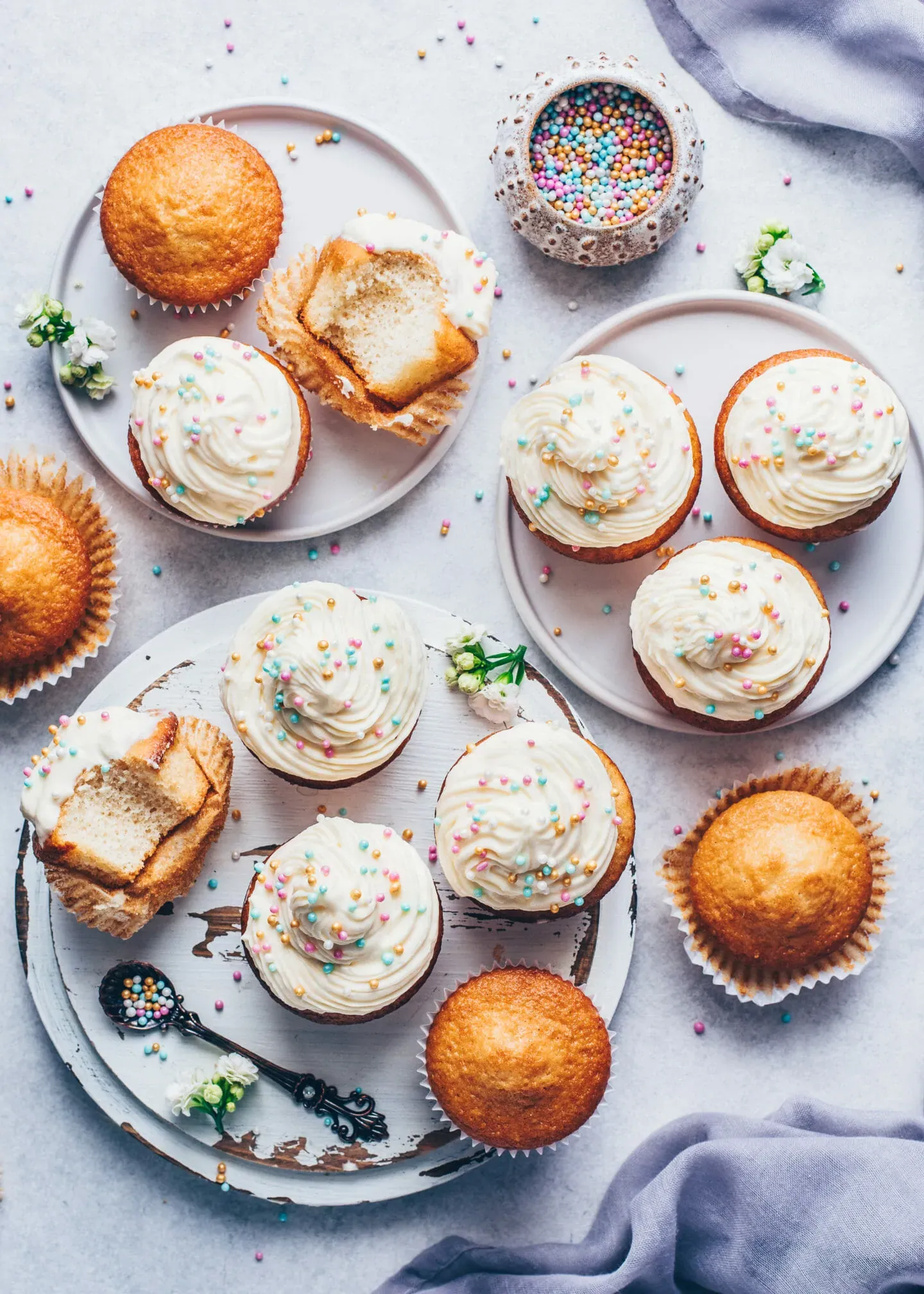 Vegane Vanille Cupcakes mit Buttercreme-Frosting und Streuseln (Food Fotografie)