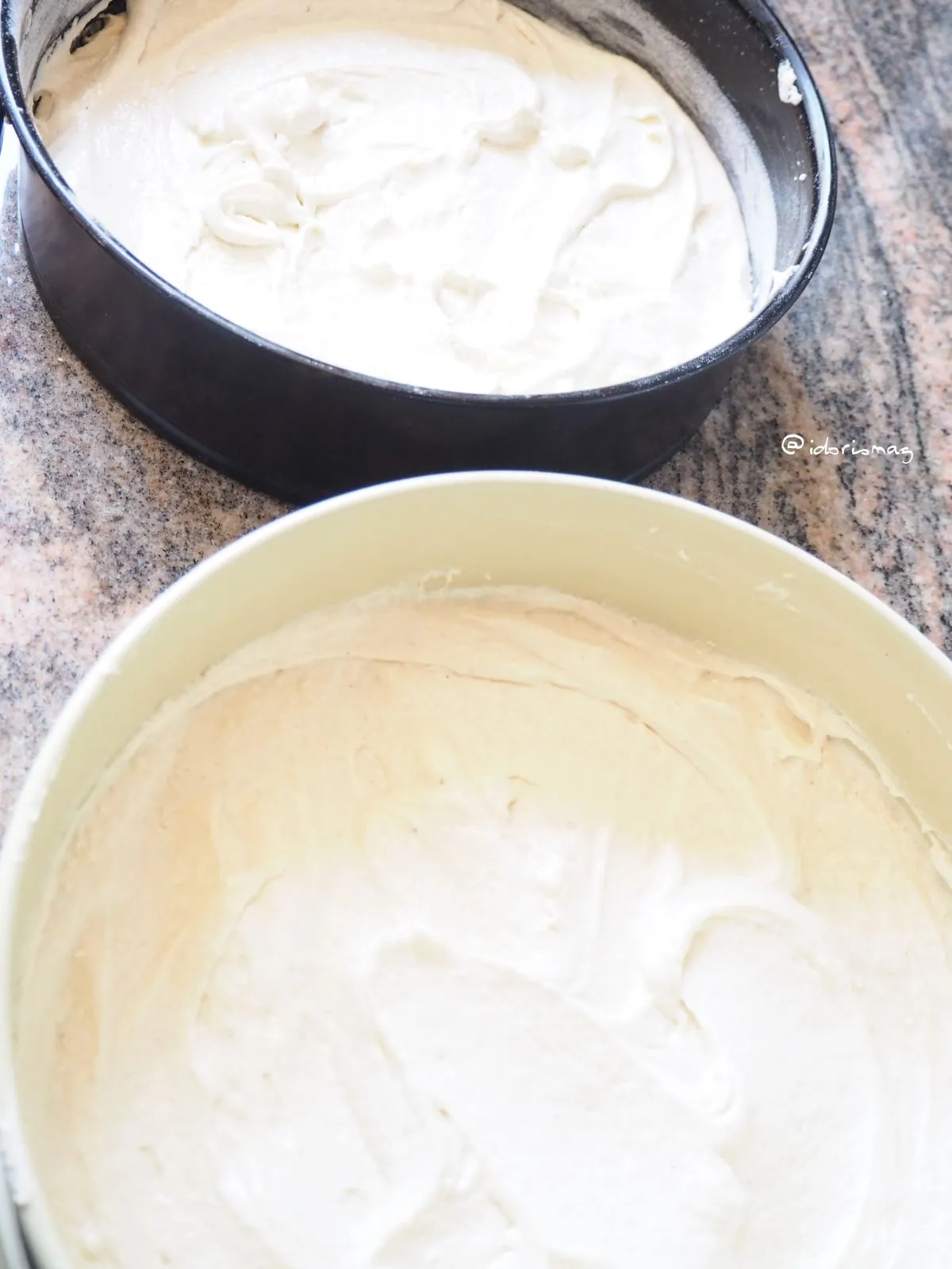 Veganer Biskuit Teig wird auf zwei Kuchenformen aufgeteilt