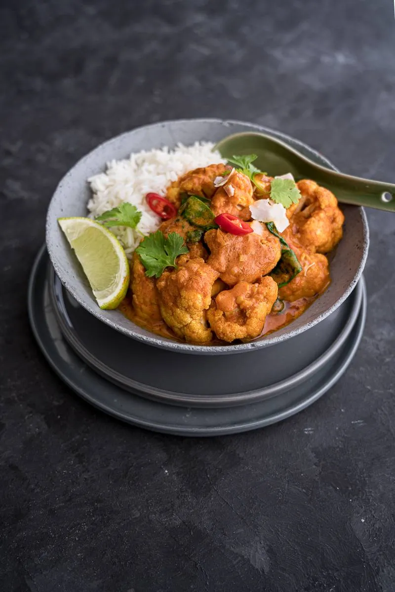 Veganer Blumenkohl Curry mit Spinat in Kokosmilch, eine gesunde und sättigende Mahlzeit