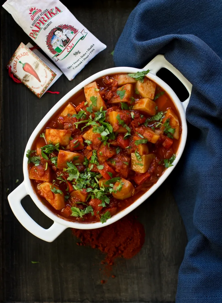 Veganer Gulasch-Eintopf mit roten Kartoffeln und Paprika in einer Schüssel