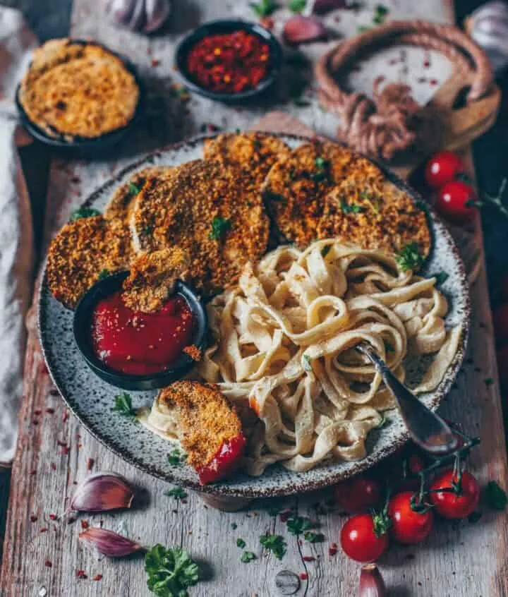 Veganes Gericht: Gebackene Auberginen-Schnitzel mit Pasta und frischen Kräutern