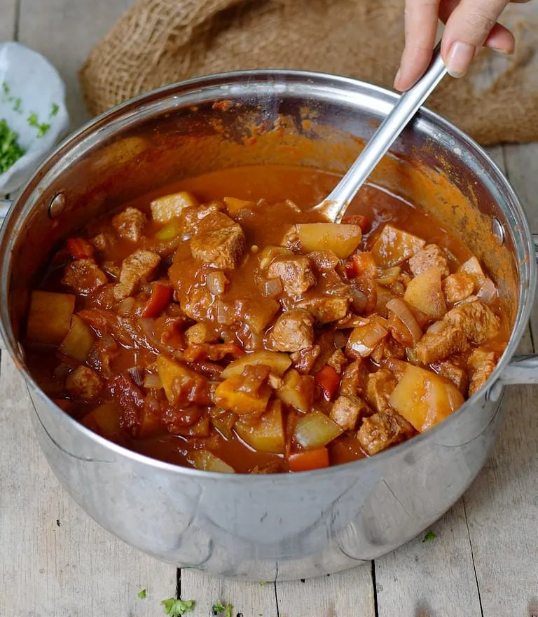 Veganes Gulasch mit Paprika, Kartoffeln und Sojaschnetzel in einem Topf