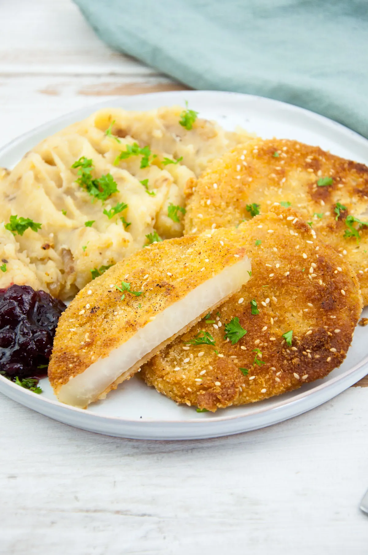 Veganes Kohlrabi Schnitzel goldbraun gebraten und knusprig serviert mit Beilagen