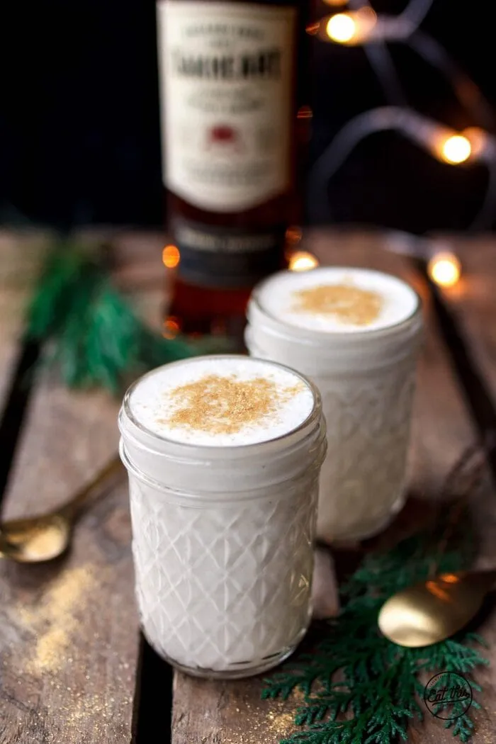 Veganes Rezept: Cashews werden eingeweicht, um die Basis für einen cremigen Eierpunsch zu bilden