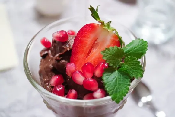 Veganes Schokoladenmousse mit Beeren