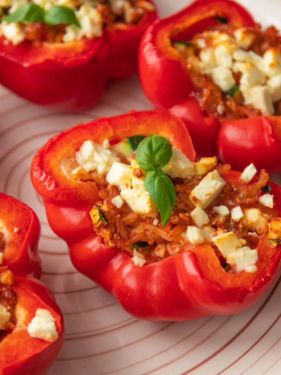 Vegetarisch gefüllte Paprika, im Ofen gebacken, mit Feta