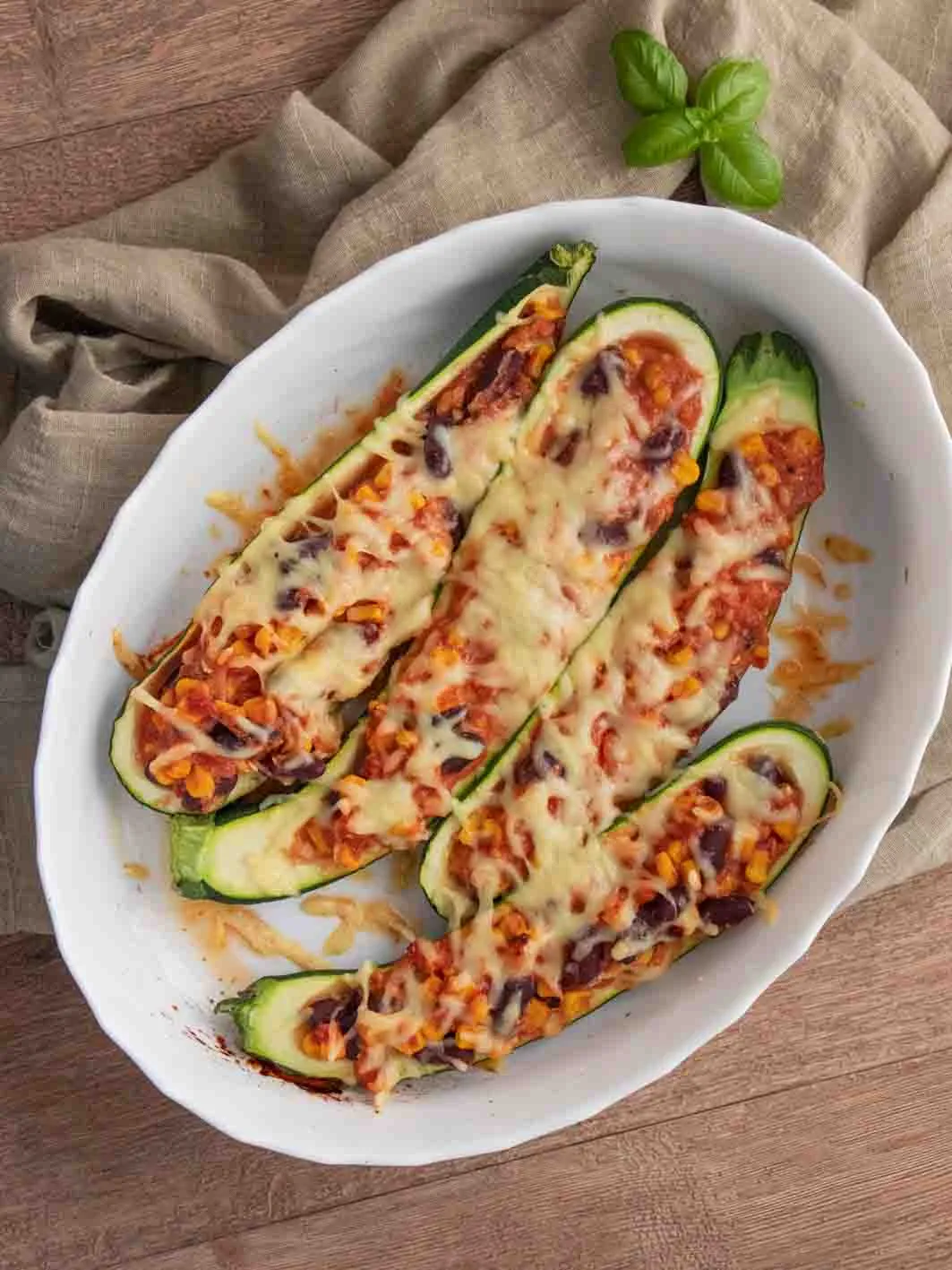 Vegetarisch gefüllte Zucchini mit Kidneybohnen, Mais und Käse
