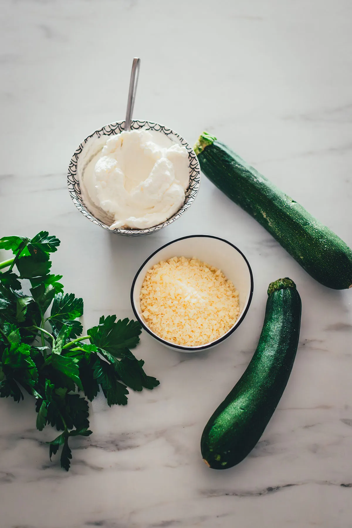 Vegetarisch gefüllte Zucchini, schnell und einfach zubereitet | moeyskitchen.com