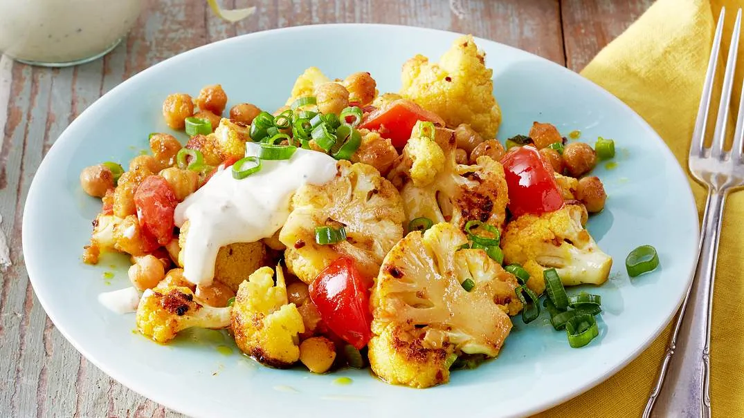 Vegetarische Blumenkohl-Kichererbsen-Pfanne mit frischem Dip, ein schnelles leichtes Sommeressen