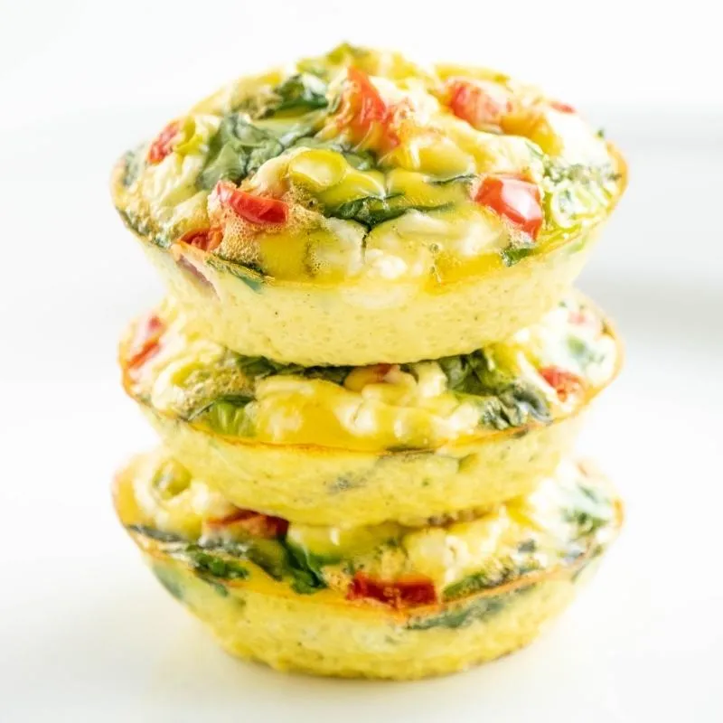 Vegetarische Ei-Muffins mit Spinat, Feta und Tomaten für das Büro-Mittagessen