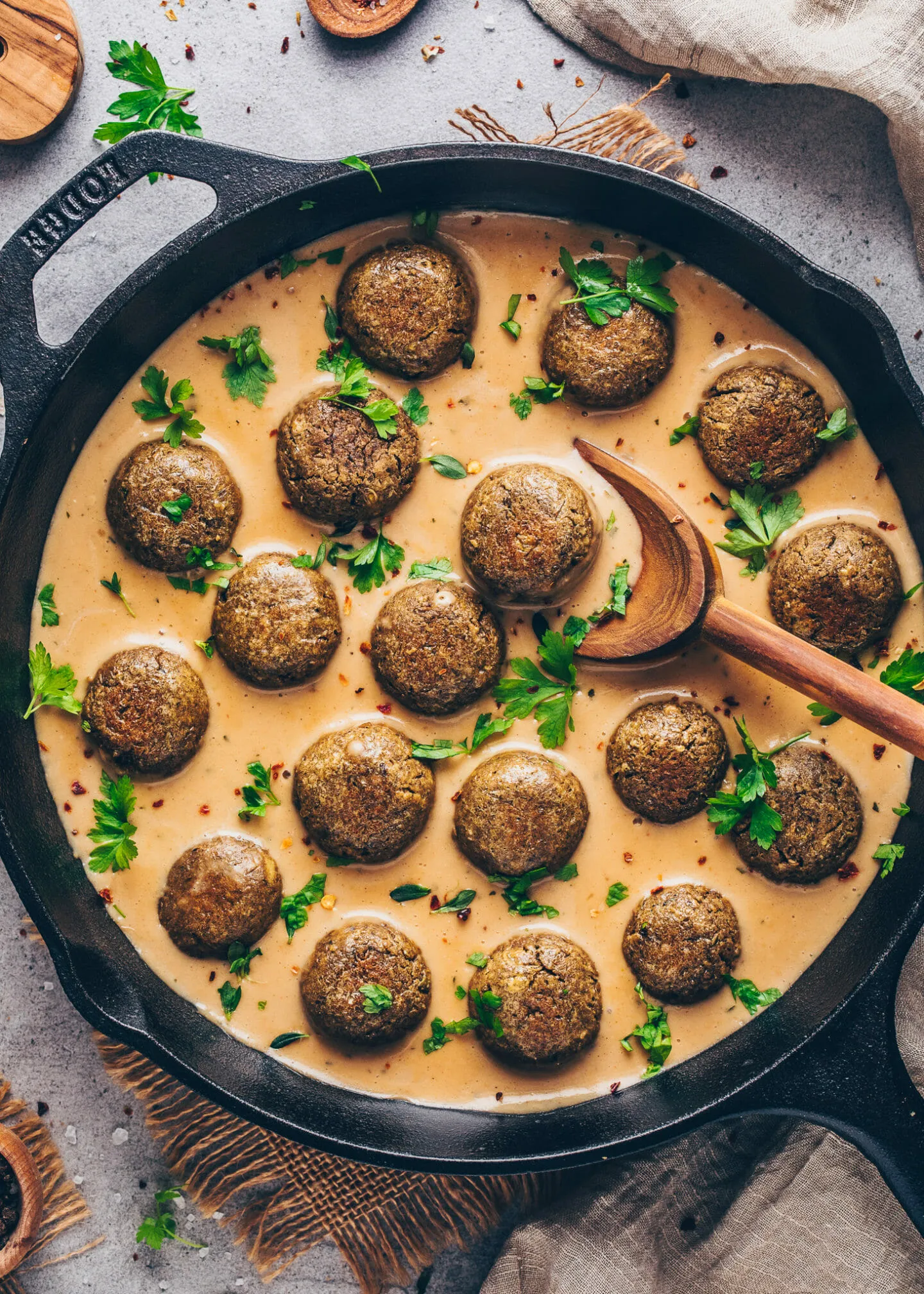 vegetarische Hackbällchen in cremiger Rahm-Soße auf einem Teller