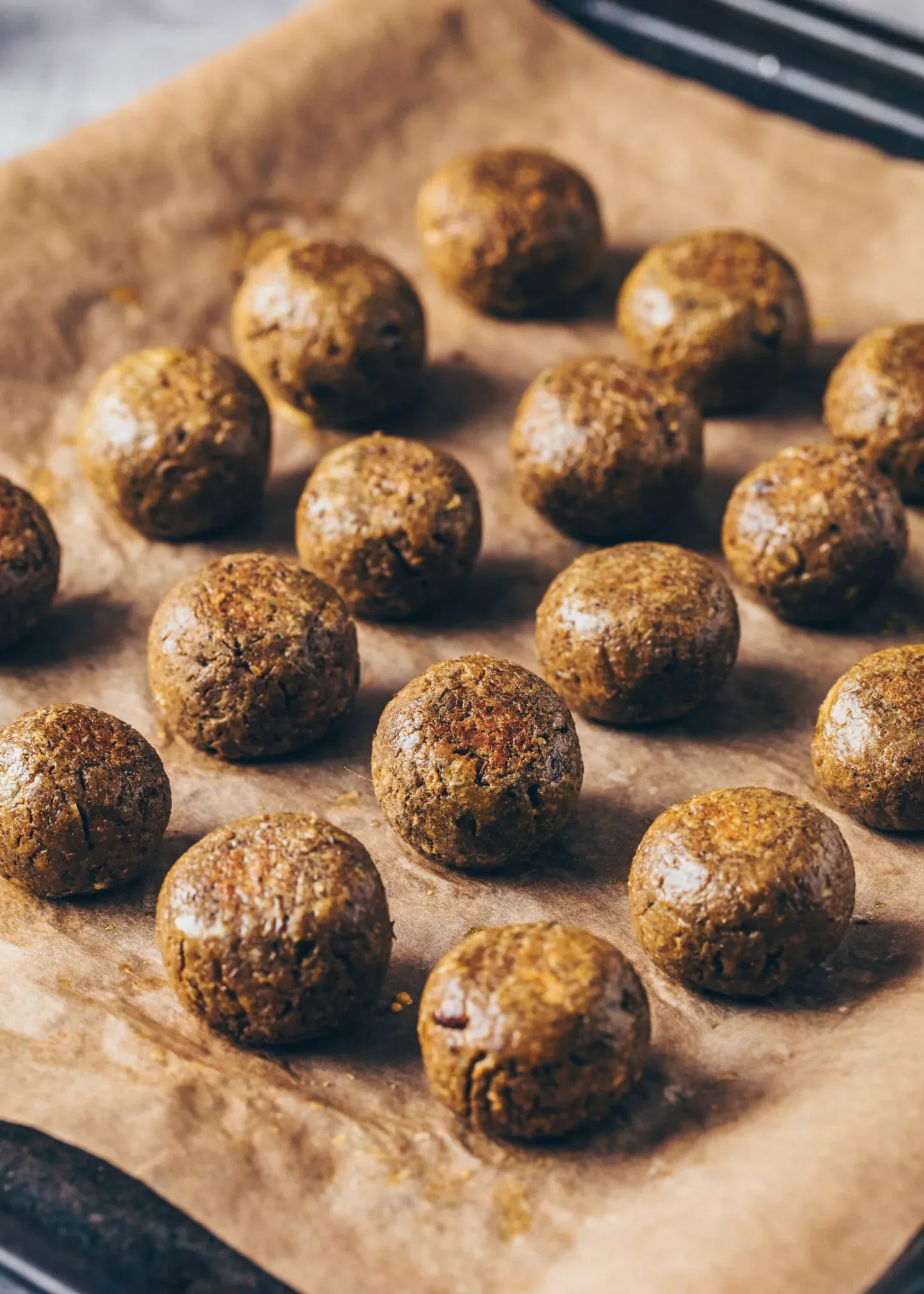 vegetarische Hackbällchen vor dem Backen mit Öl bepinselt