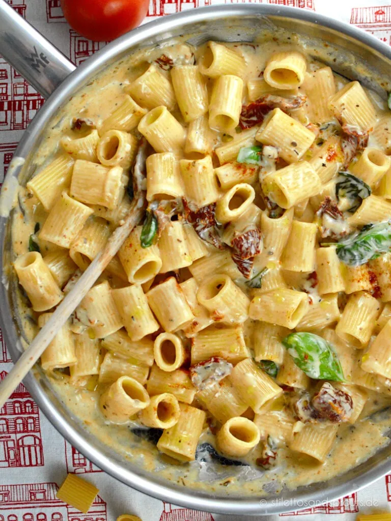 Vegetarische Marry Me Pasta mit frischen Kräutern