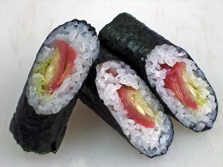 Vegetarische Myoga-Sushi-Rolle, frisch zubereitet