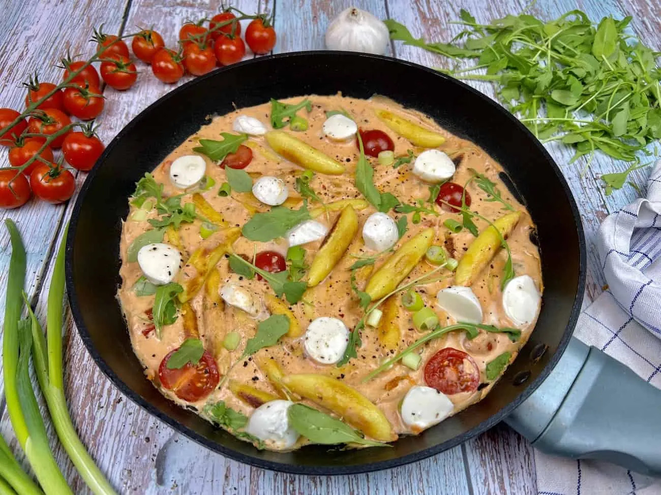 Vegetarische Schupfnudel-Pfanne mit frischen Tomaten und Mozzarella in cremiger Sauce.