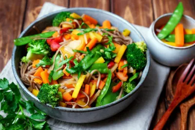 Vegetarische Wok Nudeln mit buntem Gemüse