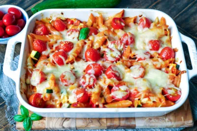 Vegetarischer Nudelauflauf mit Käse in der beigen Auflaufform