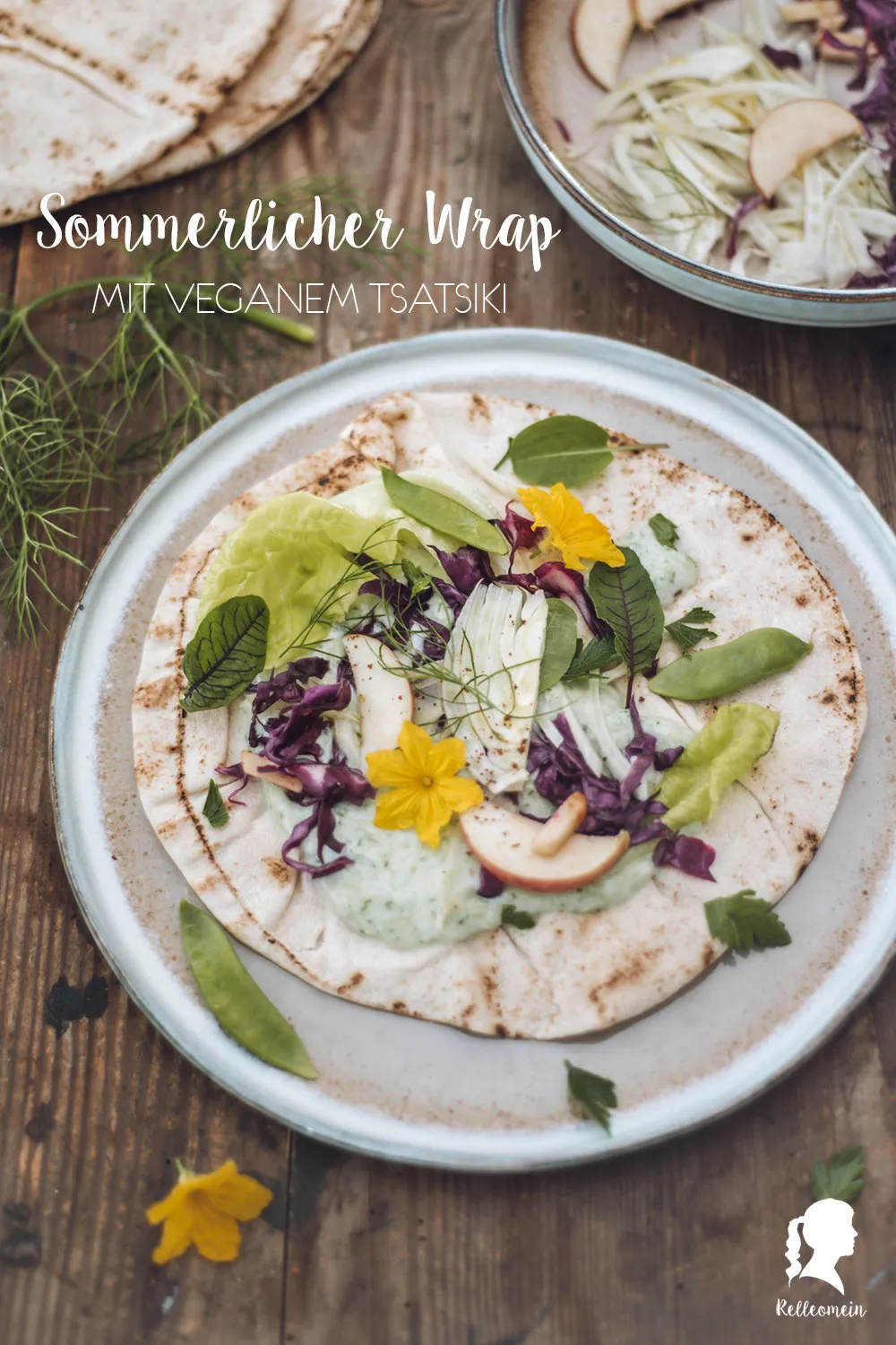 Vegetarischer Wrap mit veganem Tsatsiki und frischem Salat, perfekt als leichtes Mittagessen im Sommer.