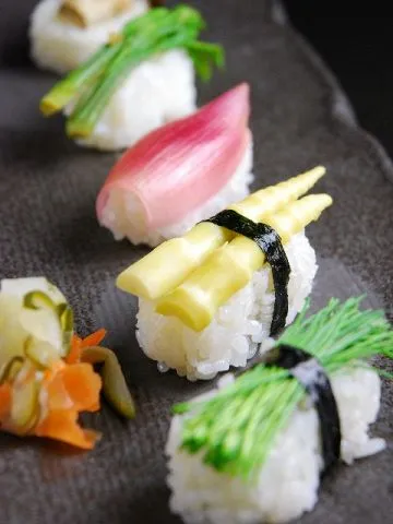 Vegetarisches Sushi von unten nach oben: Lauchsprossen, Bambussprossen, Myoga-Ingwer und Rapsblüten