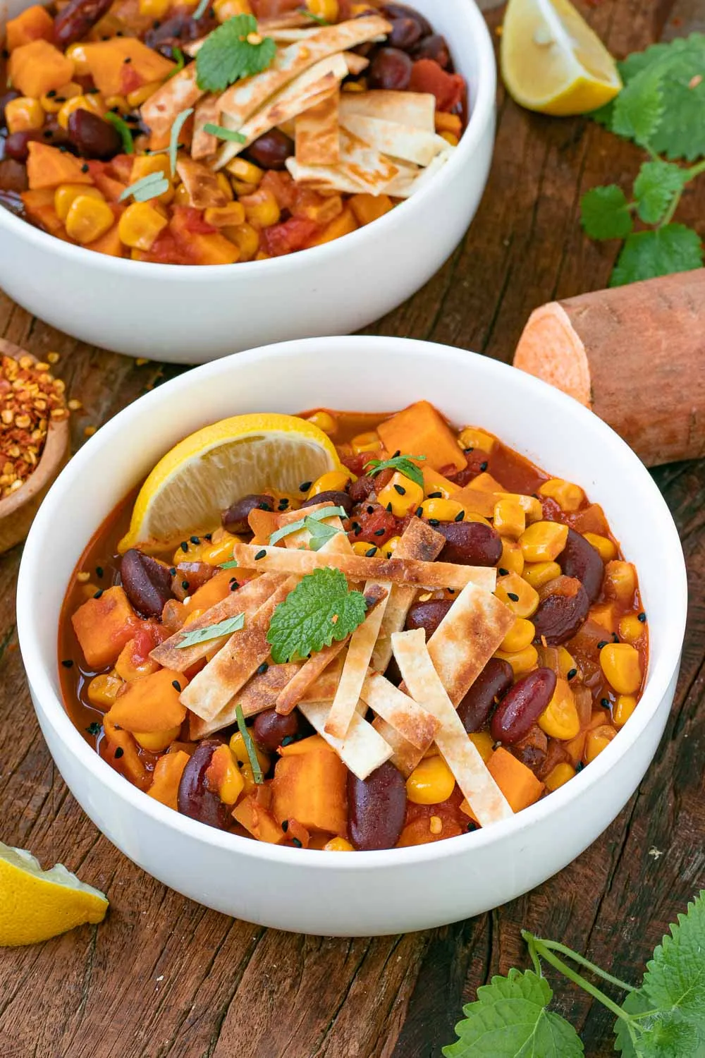 Vegetarisches Süßkartoffel Chili sin Carne mit frischen Kräutern in einer Schale