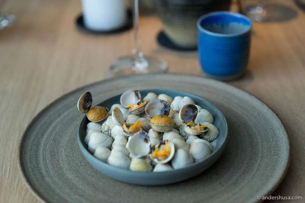 Venusmuscheln und mit Fudge aus Johannisbeerholz und Butter gefüllte Schalen