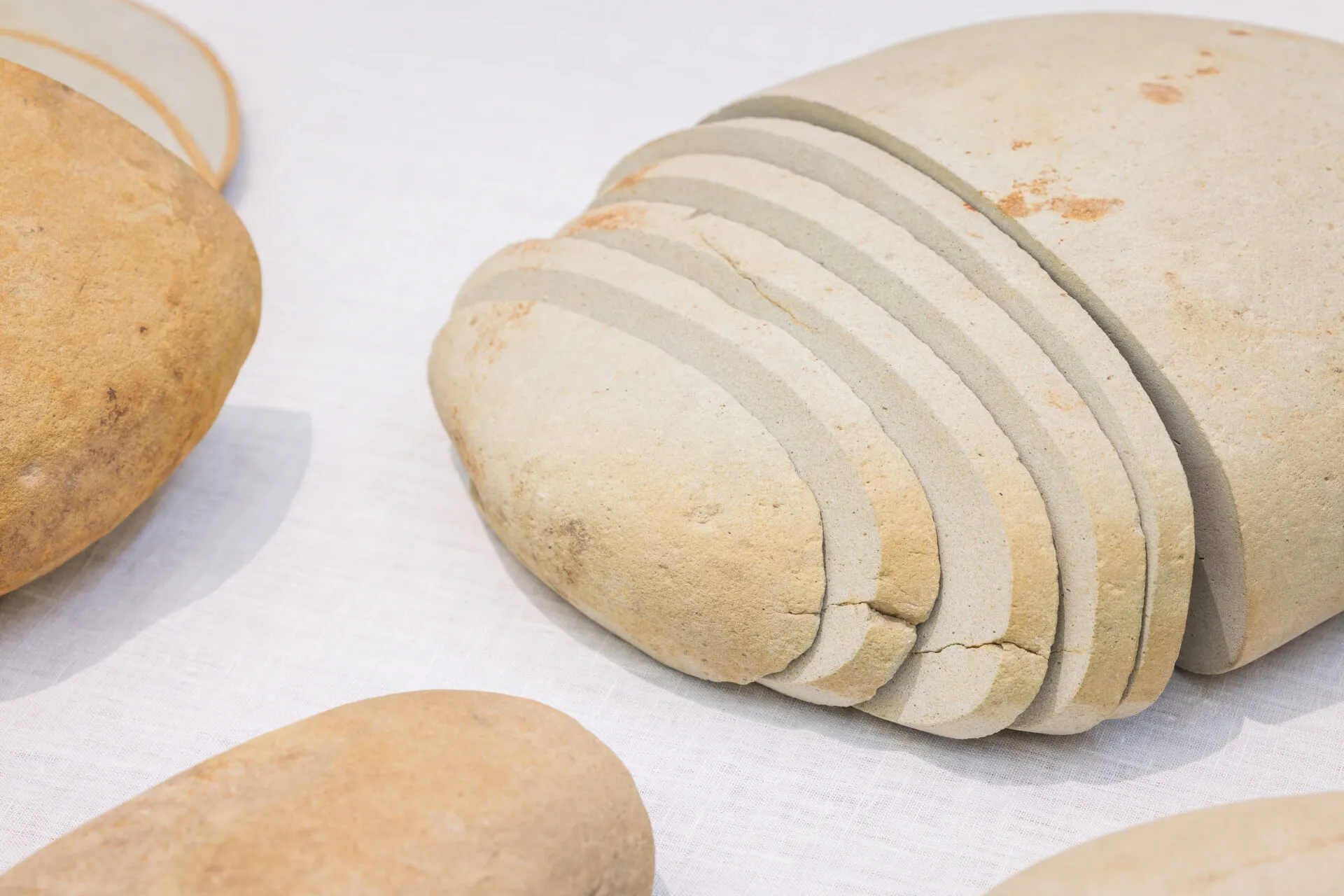 Verblüffend echt wirken die Brote von Zhanna Kadyrova, die in „Palianytsia“ aus Flusssteinen geformt sind und eine stille Botschaft tragen.