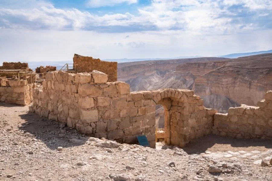 Verfallene Säulen und architektonische Elemente der Masada-Ruinen.
