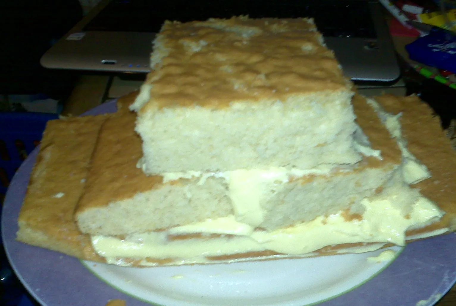 Verfeinern der Konturen des Polizeiautos aus Kuchen