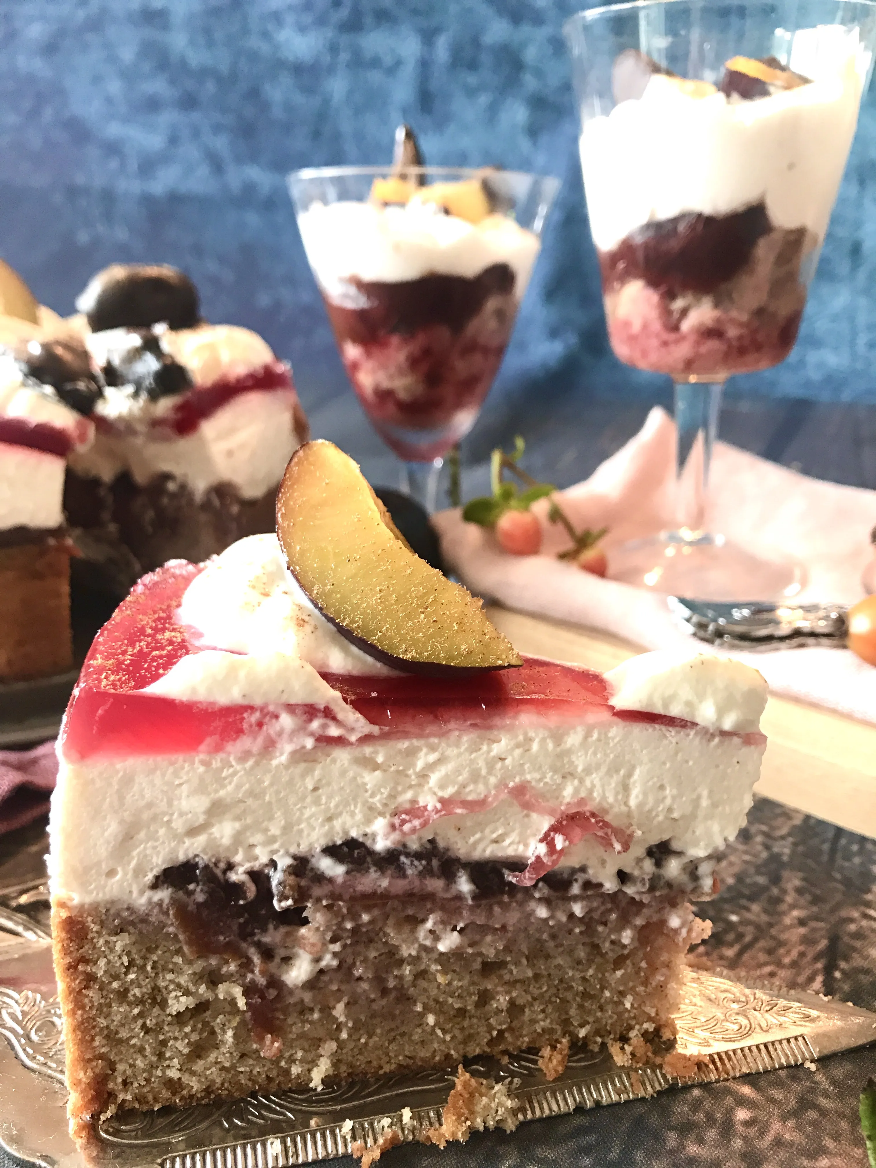 Verführerische Rotwein-Zwetschgen-Torte mit Zimtbestäubung und Schokoladendekoration
