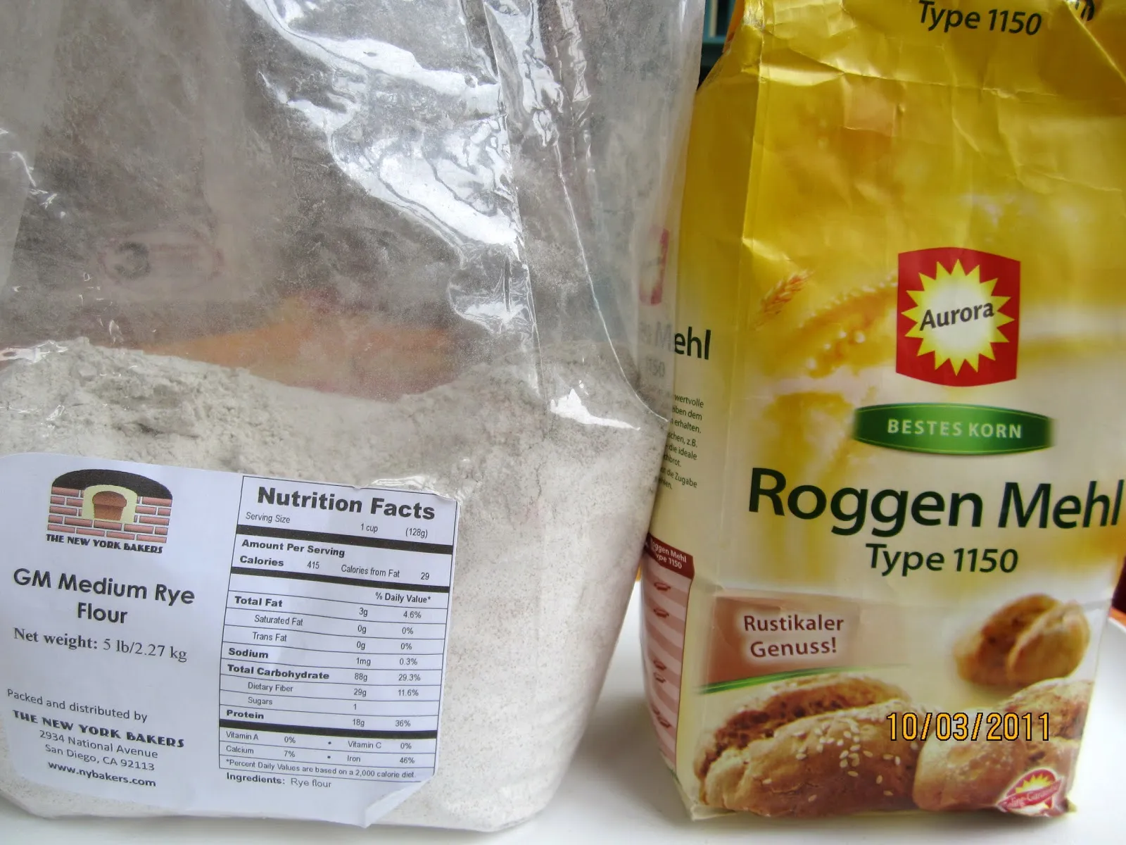 Vergleich von amerikanischem und deutschem Roggenmehl mittlerer Ausmahlung in zwei Schalen, um die unterschiedlichen Texturen zu zeigen.