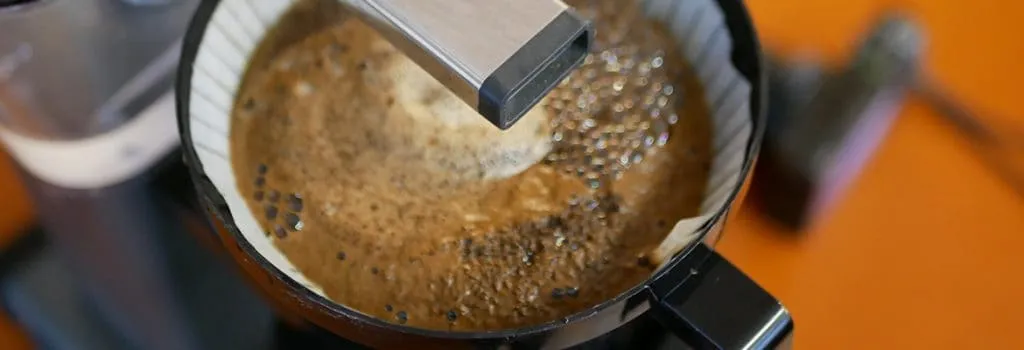 Vergleich von Brühungen mit und ohne manuelles Umrühren zur Veranschaulichung der Unterschiede in der Extraktion