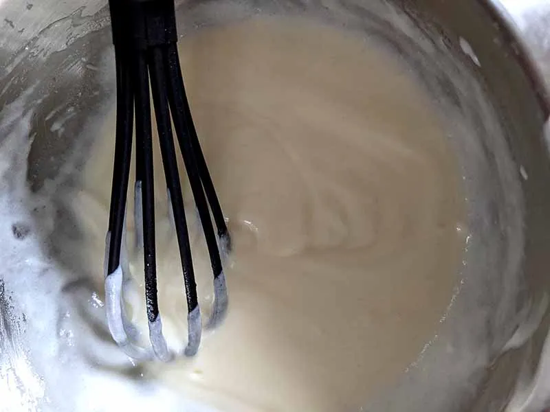 Vermischung der Füllungszutaten, bestehend aus der Dr. Oetker Mischung, warmem Wasser und Quark