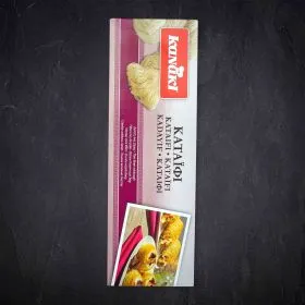 Verpackung von tiefgekühltem Kataifi-Teig, auch Engelshaar genannt, bereit für die Zubereitung von süßen oder deftigen Gerichten.