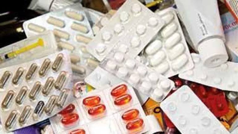 Verschiedene abgelaufene Medikamente in Blistern und Verpackungen