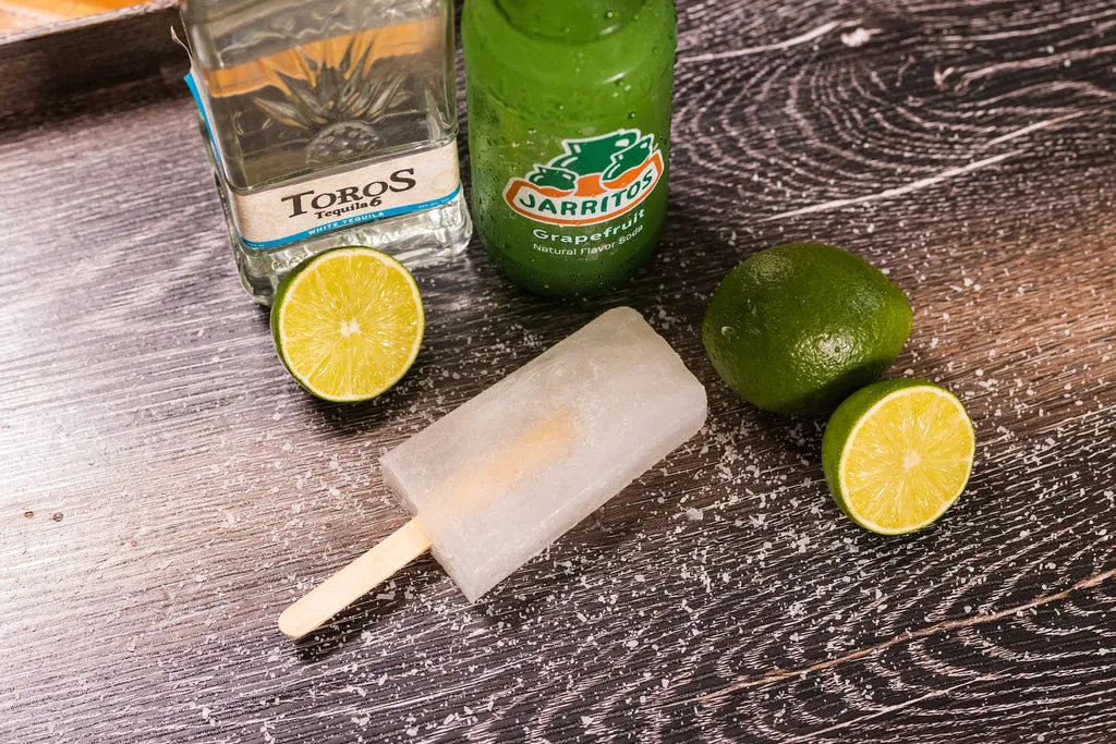 Verschiedene bunte Alkopops in Flaschen