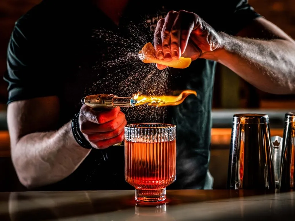 Verschiedene Cocktail-Utensilien auf einem Tisch