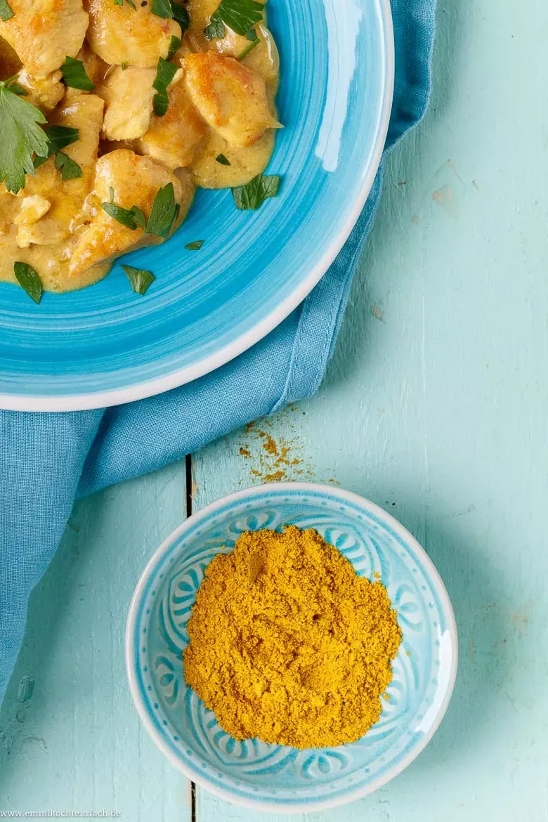 Verschiedene Currypulver-Sorten, die für Hähnchen Curry verwendet werden können