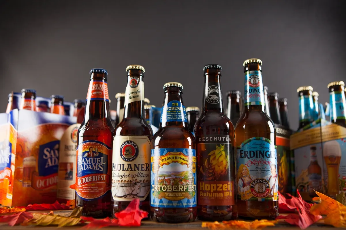 Verschiedene deutsche Biersorten, darunter helle und dunkle Biere, als Beispiel für die Vielfalt der deutschen Braukunst