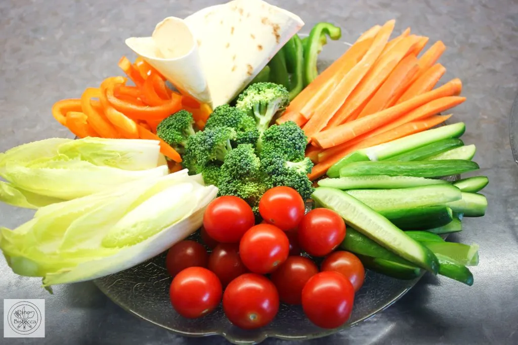 Verschiedene Dips zu Gemüsesticks